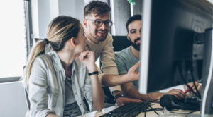 Drei Personen nutzen arbeiten daran, ERP, CRM und DMS zu integrieren