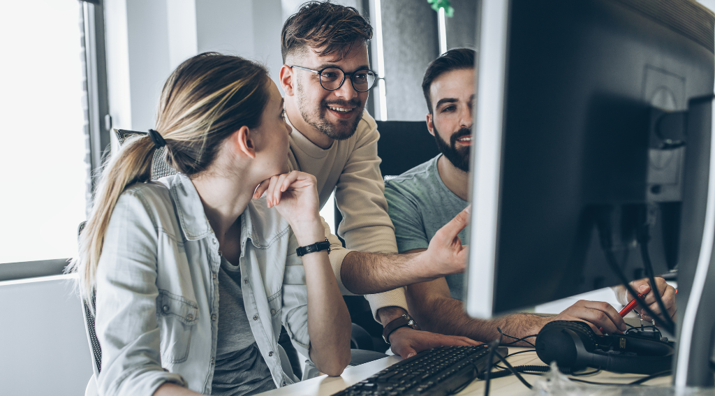 Drei Personen nutzen arbeiten daran, ERP, CRM und DMS zu integrieren