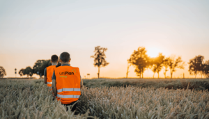 Zwei Männer mit Bauhelmen begutachten eine Fläche für Energieanlage