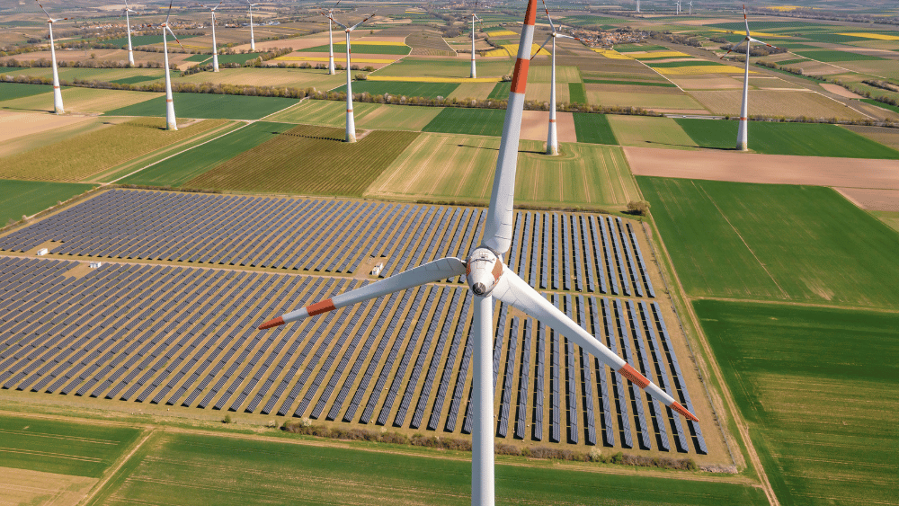 Erneuerbare Energien-Park mit Wind- & PV-Anlagen.